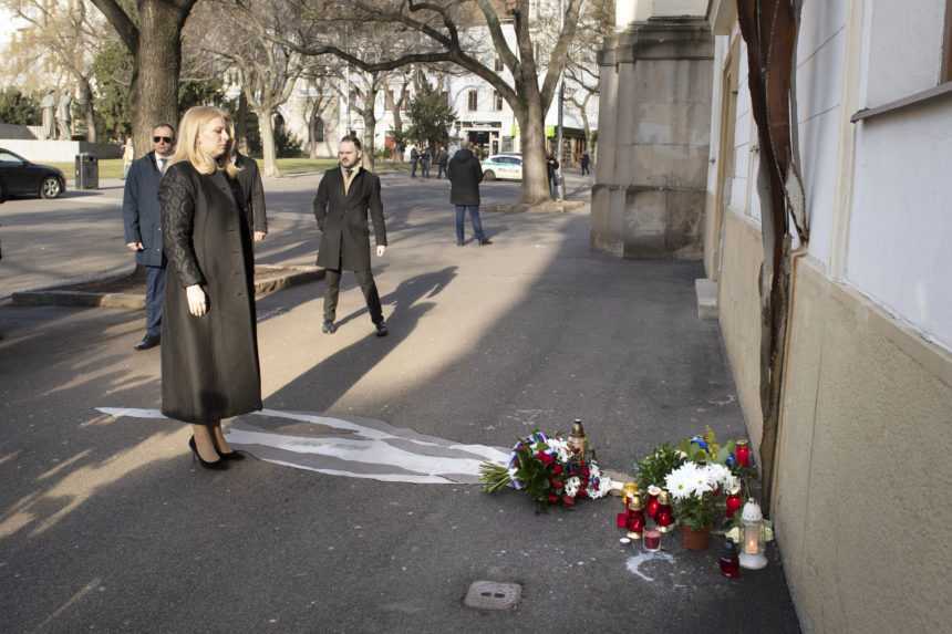 Na snímke je prezidentka Slovenskej republiky Zuzana Čauputová pri pamätníku Jána Kuciaka a Martiny Kušnírovej na námestí SNP v Bratislave.