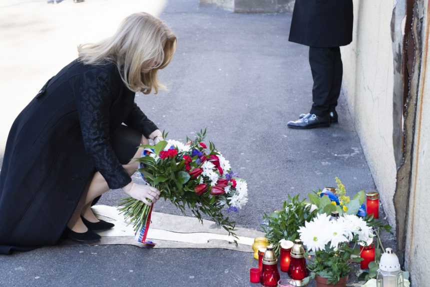 Na snímke je prezidentka Slovenskej republiky Zuzana Čauputová kladúca kyticu k pamätníku Jána Kuciaka a Martiny Kušnírovej na námestí SNP v Bratislave.