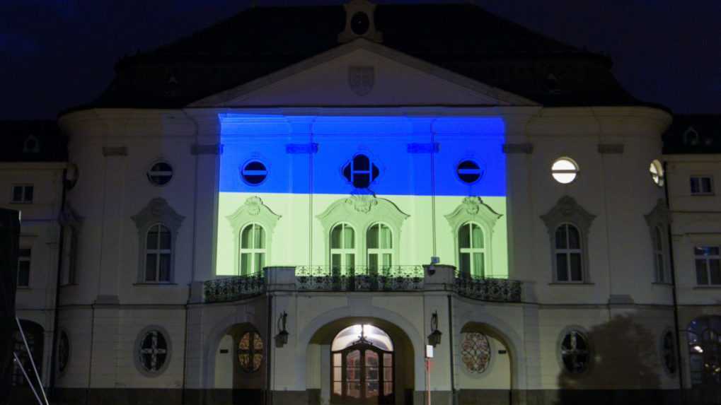 Na sn&iacute;mke nasvietenie budovy &Uacute;radu vl&aacute;dy SR v ukrajinsk&yacute;ch n&aacute;rodn&yacute;ch farb&aacute;ch pri pr&iacute;ležitosti prv&eacute;ho v&yacute;ročia ruskej inv&aacute;zie na Ukrajinu.