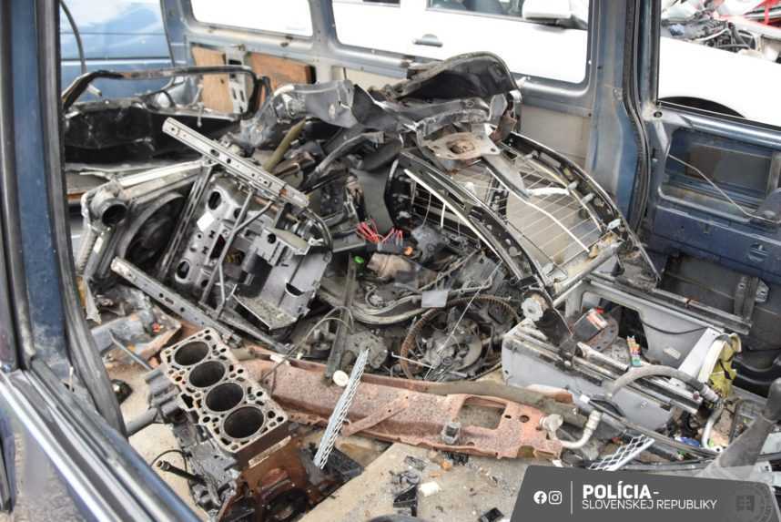 Na snímke je šrot zo starých automobilov.