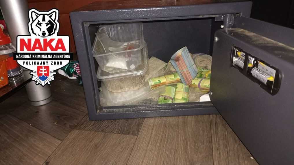 Na snímke je otvorený sejf s drogami a hotovosťou.
