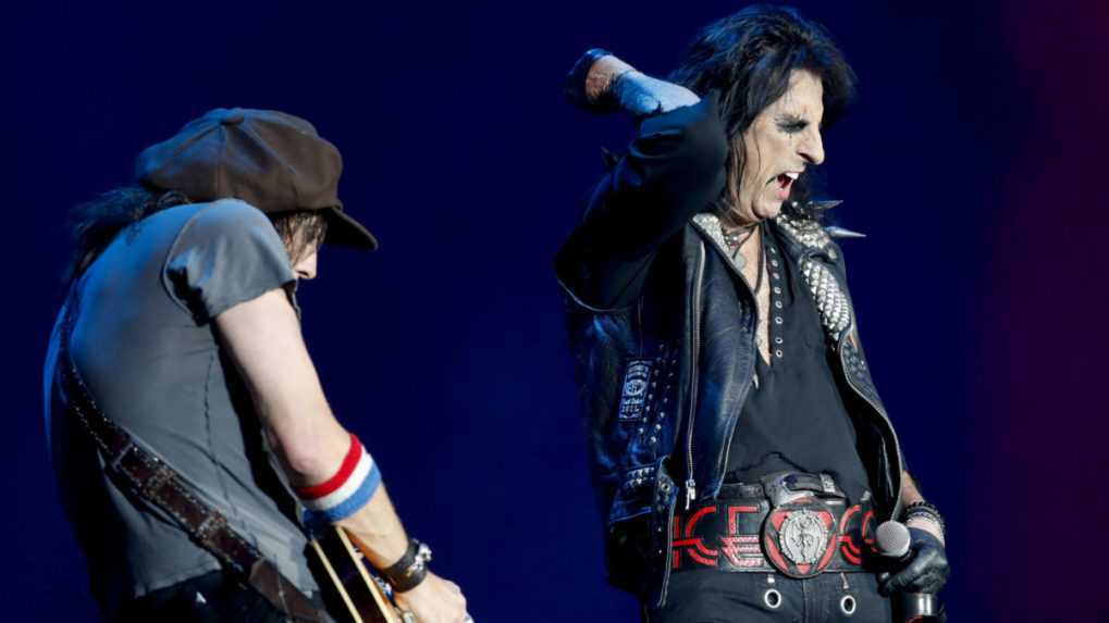 Na snímke vpravo americký rockový spevák Alice Cooper.