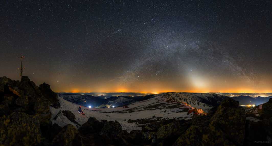 Panoráma s výhľadom z vrcholu Chopok. Na snímke je vidieť oblúk Mliečnej dráhy.