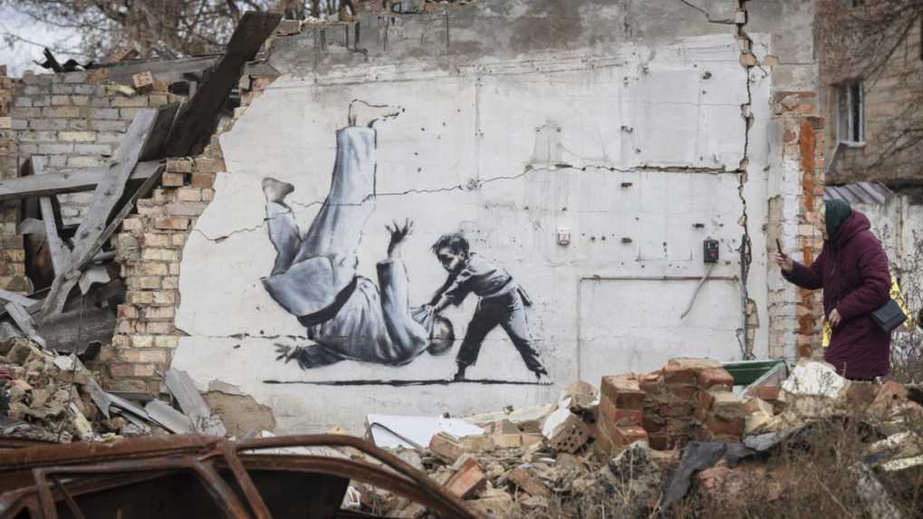 Dielo britského streetartového umelca Banksyho na budove poškodenej ostreľovaním v meste Boroďanka.