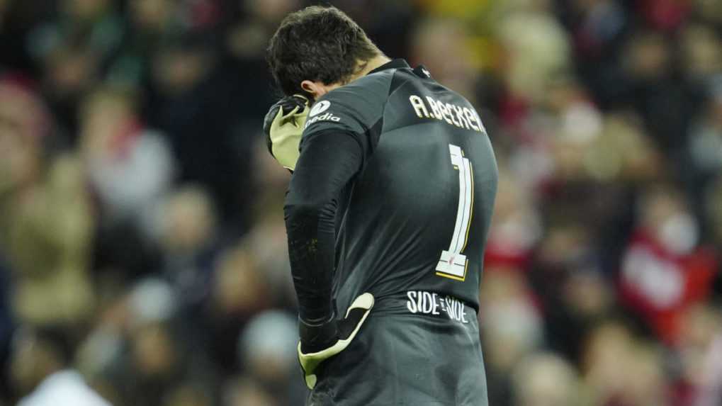 Na snímke brankár Liverpoolu Alisson po inkasovaní gólu.