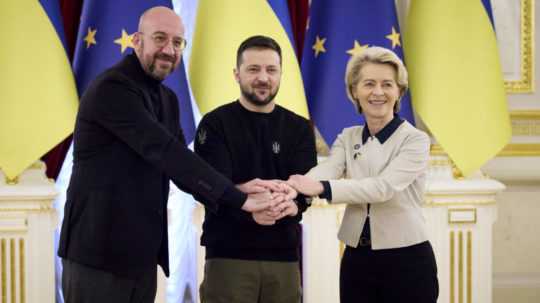 Sprava predsedníčka Európskej komisie Ursula von der Leyenová, ukrajinský prezident Volodymyr Zelenskyj a šéf Európskej rady Charles Michel.