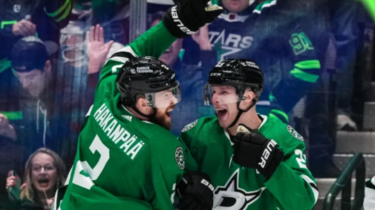 Na snímke sa hokejisti tímu Dallas Stars tešia z víťazstva nad Minnesotou.