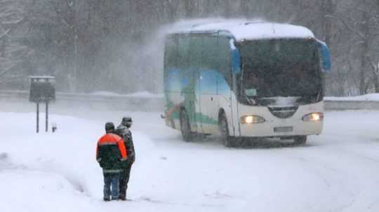 Na ilustračnej snímke autobus na zasneženej ceste.