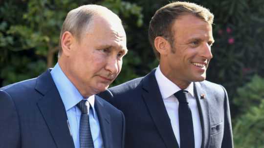 Na archívnej snímke francúzsky prezident Emmanuel Macron (vpravo) a ruským prezidentom Vladimirom Putinom.