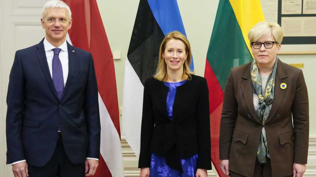Na snímke zľava lotyšský premiér Krisjanis Karins, estónska premiérka Kaja Kallasová a litovská premiérka Ingrida Simonyteová.