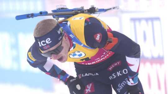 Nórsky biatlonista Johannes Thingnes Bö sa teší po víťazstve v šprinte mužov na 10 km na MS v biatlone v nemeckom Oberhofe.