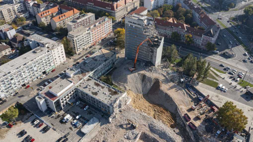 Na snímke z dronu búranie výškovej budovy Istropolisu v Bratislave.