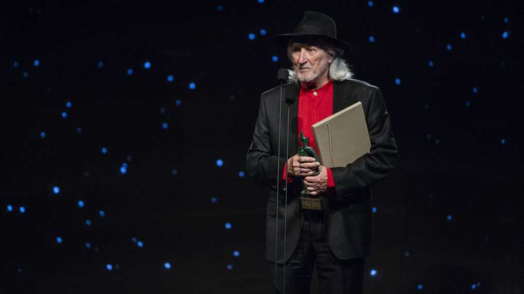 Filmov&yacute; režis&eacute;r, scen&aacute;rista, kameraman, v&yacute;tvarn&iacute;k Juraj Jakubisko si preber&aacute; cenu Igric za celoživotn&yacute; pr&iacute;nos slovenskej kinematografii.