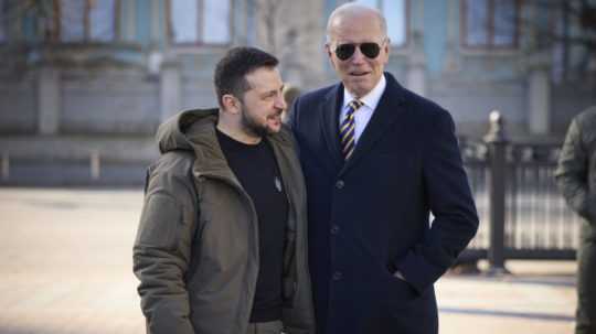 Na snímke sprava americký prezident Joe Biden a ukrajinský prezident Volodymyr Zelenskyj.