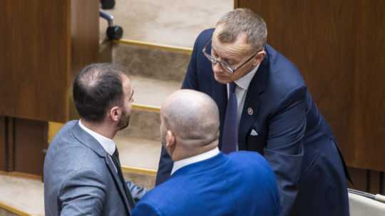 Na snímke zľava poslanec NR SR Michal Šipoš (OĽANO), podpredseda NR SR Peter Pčolinský a predseda NR SR Boris Kollár (obaja Sme rodina).