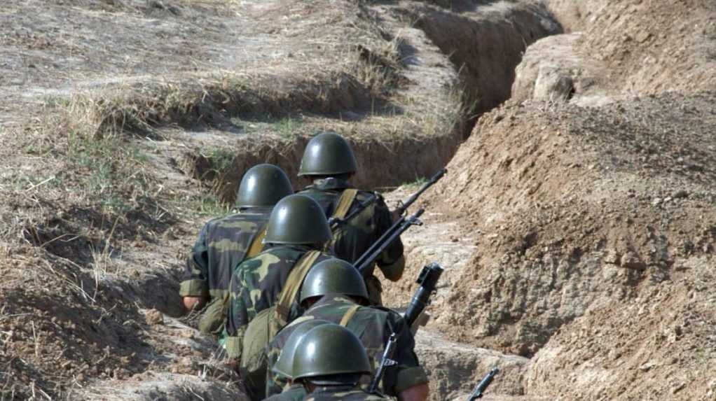 Arménski vojaci v zákope v Karabachu.