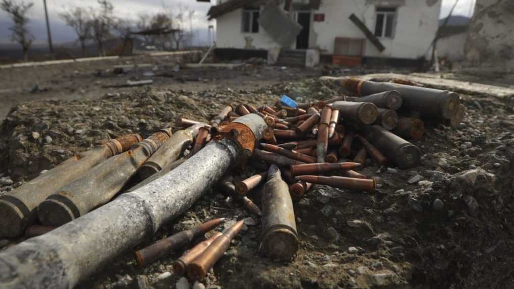 Nevybuchnutá munícia v zničenom muničnom sklade v azerbajdžanskom meste Aejgestan.