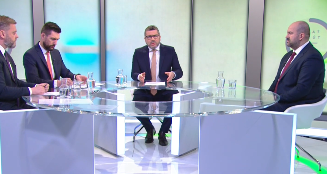 V diskusnej relácii o 5 minút 12 sa k aktuálnym politickým témam vyjadrovali Juraj Krúpa z SaS (vpravo), Richard Takáč (Smer-SD) a Peter Pčolinský zo Sme rodina (vpravo).