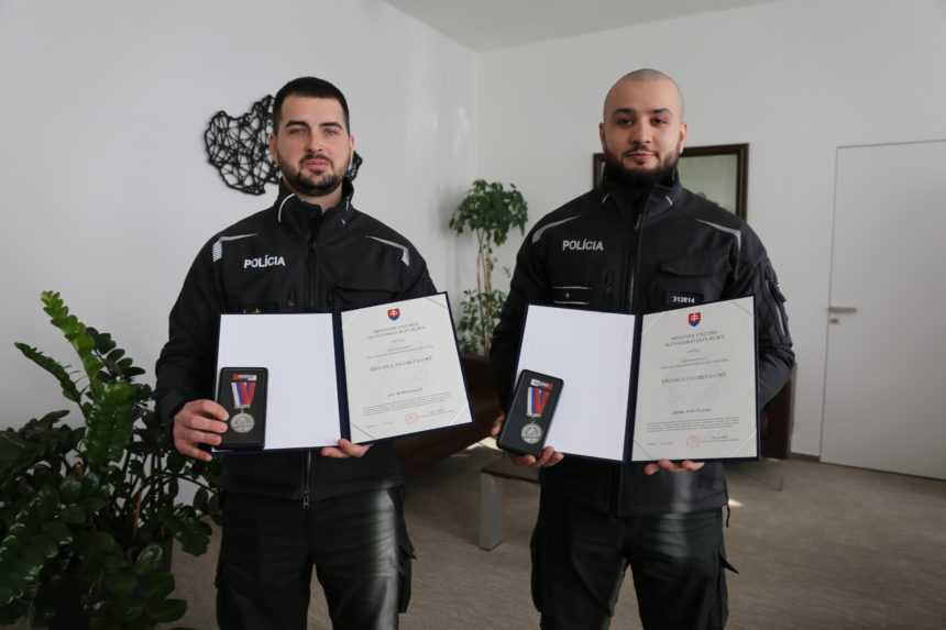 Ocenení policajti, por. Robert Laczó a ppráp. Erik Švejcha.