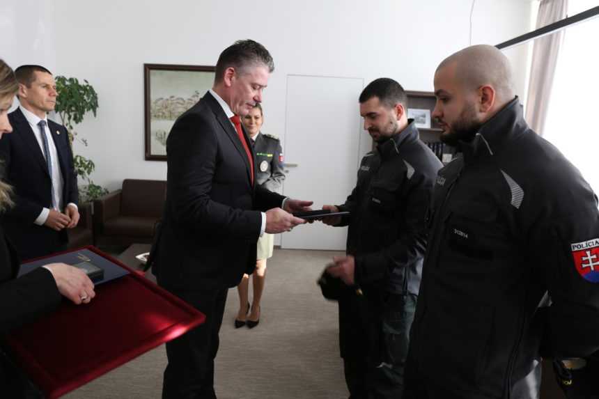 Dočasne poverený minister vnútra Roman Mikulec (OĽANO) ocenil dvoch policajtov z Bátorovych Kosích.