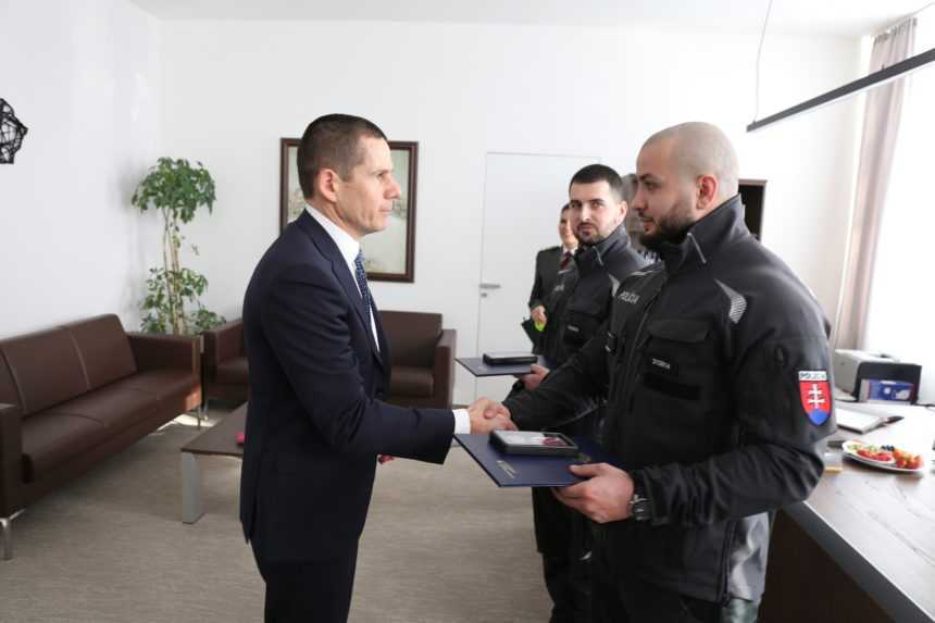 Oceneným policajtom gratuloval aj prezident Policajného zboru Štefan Hamran.