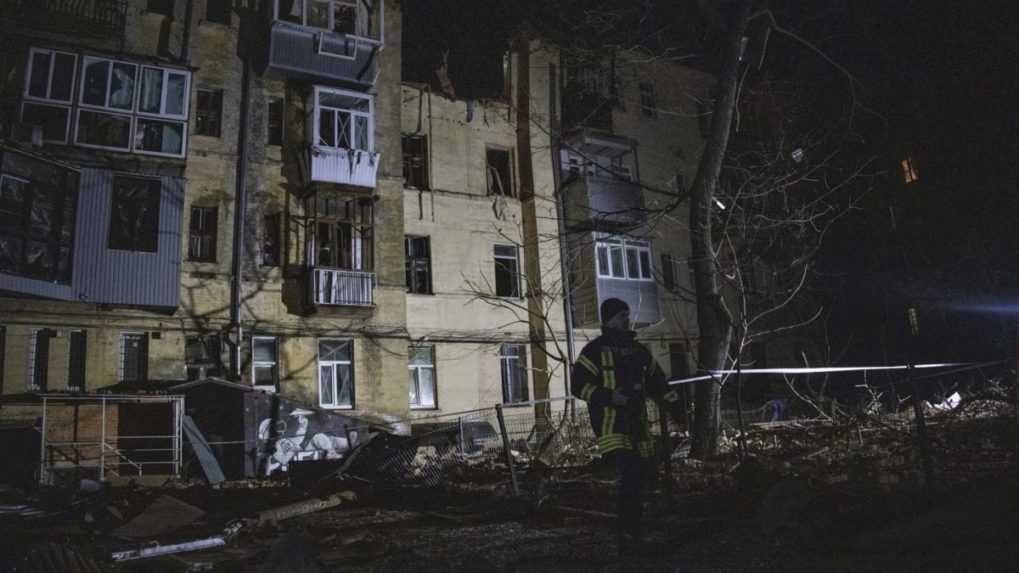 Raketa zasiahla bytovku v Charkove, hlásia troch zranených