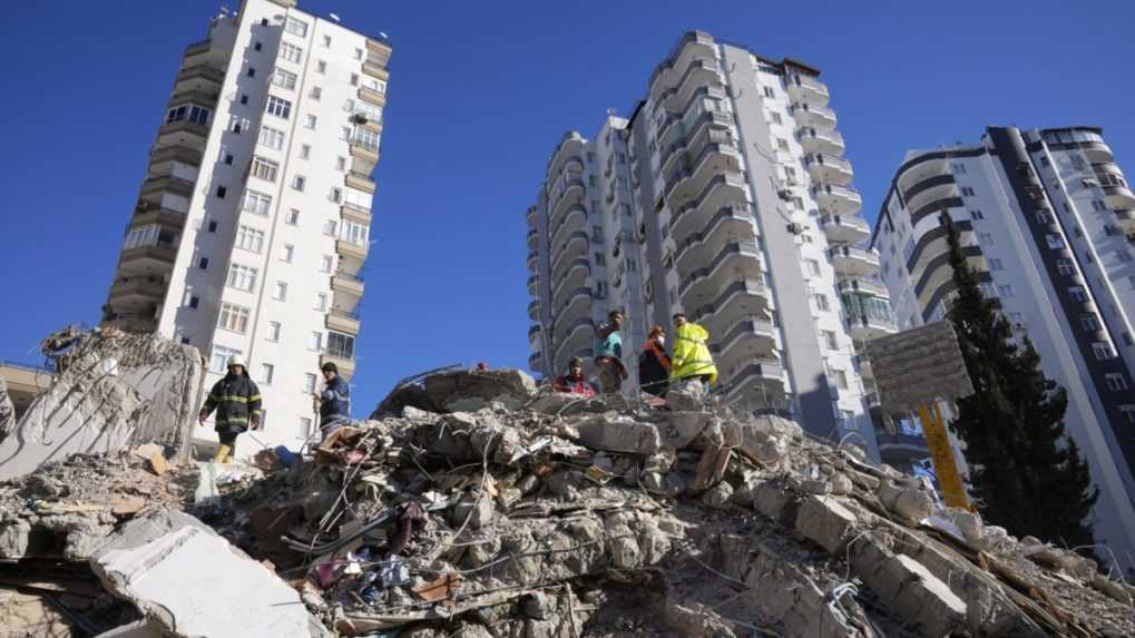 Staviteľ budovy, v ktorej pri tureckom zemetrasení zomrelo 96 ľudí, si vypočul rozsudok