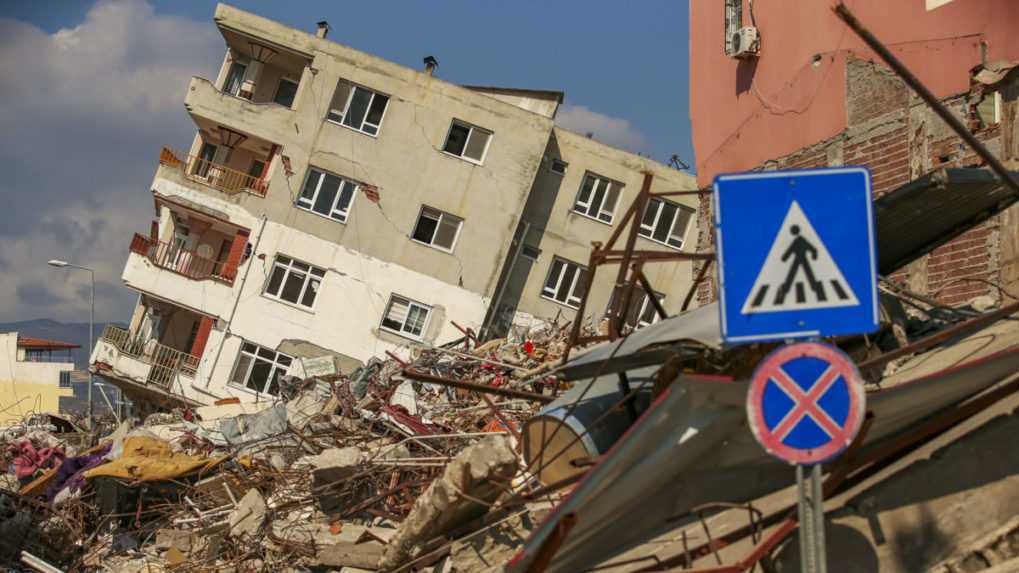 ZniÃ„ÂenÃƒÂ¡ budova sa naklÃƒÂ¡Ã…Âˆa na vedÃ„Â¾ajÃ…Â¡ÃƒÂ­ dom po niÃ„Âivom zemetrasenÃƒÂ­ v meste Samandag.