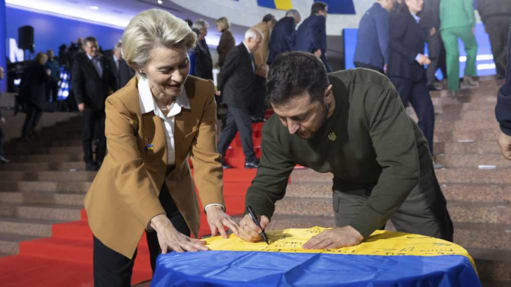 Predsedníčka Európskej komisie Ursula von der Leyenová a ukrajinský prezident Volodymyr Zelenskyj.