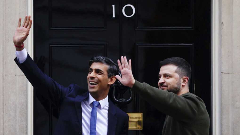 Ukrajinský prezident Volodymyr Zelenskyj (vpravo) a britský premiér Rishi Sunak.