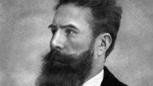 Na archívnej snímke nemecký profesor fyziky Wilhelm Conrad Röntgen.