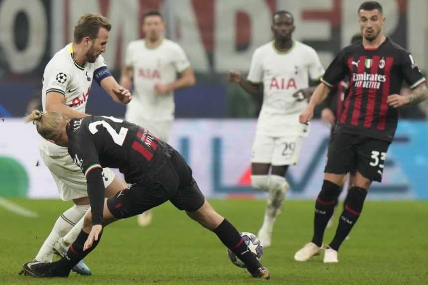 Harry Kane (vľavo) z Tottenhamu v súboji o loptu so Simonom Kjaerom z AC Miláno.