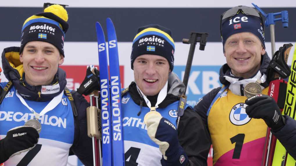 Zľava strieborn&yacute; Martin Ponsiluoma, zlat&yacute; Sebastian Samuelsson (obaja &Scaron;v&eacute;dsko) a bronzov&yacute; Johannes Thingnes B&ouml; z N&oacute;rska.