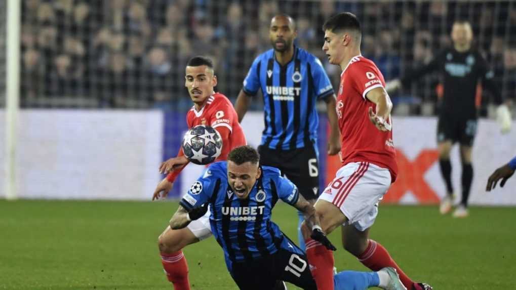 futbalista padá na trávnik