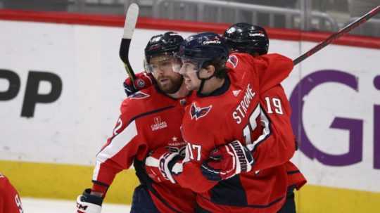 Hráči Washingtonu Capitals sa tešia z gólu v sieti Floridy Panthers.