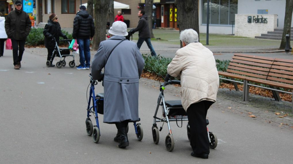 Seniori pod hranicou chudoby musia po zaplatení bežných výdavkov vyžiť s 50 centami na deň