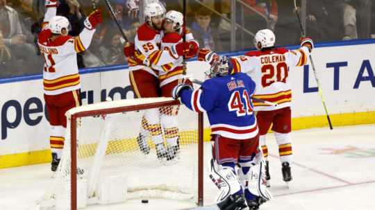 Slovenský hokejový brankár v drese New Yorku Rangers Jaroslav Halák reaguje po inkasovaní gólu v zápase zámorskej hokejovej NHL New York Rangers - Calgary Flames.