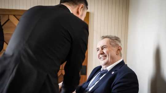 Na snímke dočasne poverený premiér Eduard Heger (vľavo) a český prezident Miloš Zeman.