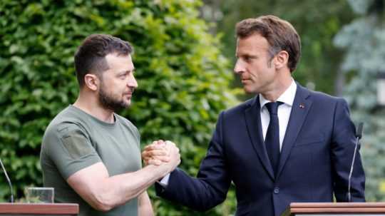 Francúzsky prezident Emmanuel Macron (vpravo) a jeho ukrajinský náprotivok Volodymyr Zelenskyj.