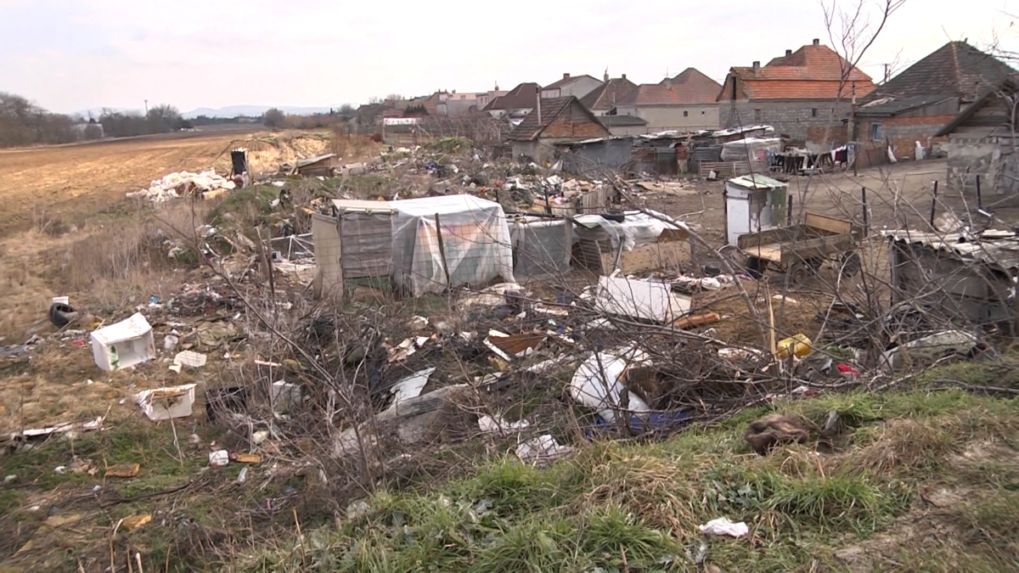 Enviropolícia odhaľuje stále viac ilegálnych skládok. V obci Marcelová obvinili niekoľko ľudí