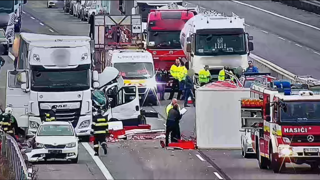 Pri Piešťanoch sa zrazili tri autá. Nehoda ochromila dopravu na diaľnici D1 na niekoľko hodín