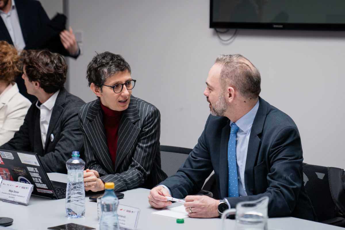 PredsednÃƒÂ­Ã„Âka EurÃƒÂ³pskej federÃƒÂ¡cie novinÃƒÂ¡rov Maja SeverovÃƒÂ¡ (vÃ„Â¾avo) a vÃƒÂ½konnÃƒÂ½ riaditeÃ„Â¾ MedzinÃƒÂ¡rodnÃƒÂ©ho tlaÃ„ÂovÃƒÂ©ho inÃ…Â¡titÃƒÂºtu Frane MaroeviÃ„Â.