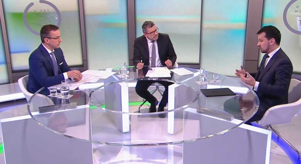 hostia a moderátor v diskusnej relácii