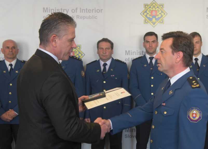 Jeden z členov záchranného tímu si preberá medailu od dočasne povereného ministra vnútra Mikulca.