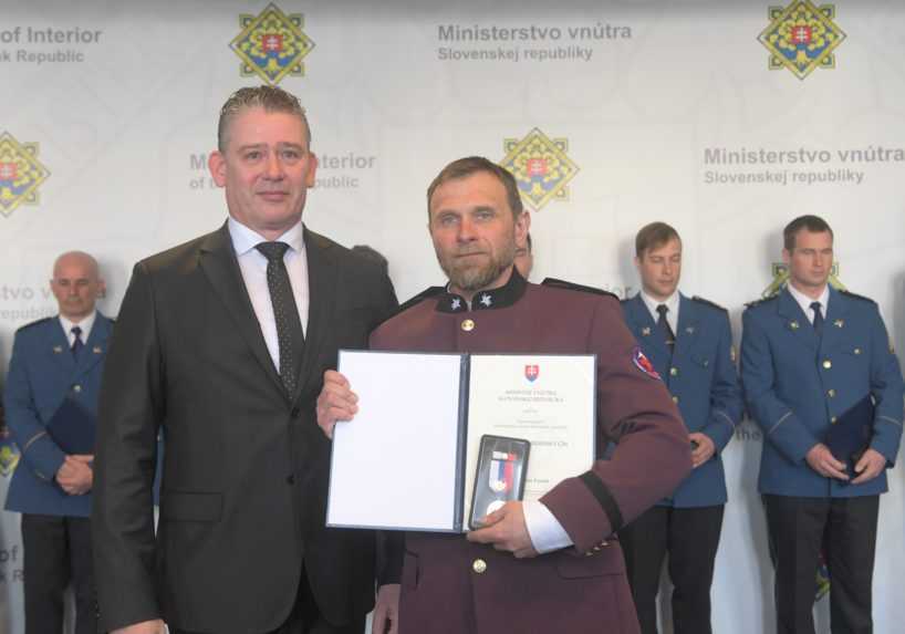Jeden z členov záchranného tímu si preberá medailu od dočasne povereného ministra vnútra Mikulca.