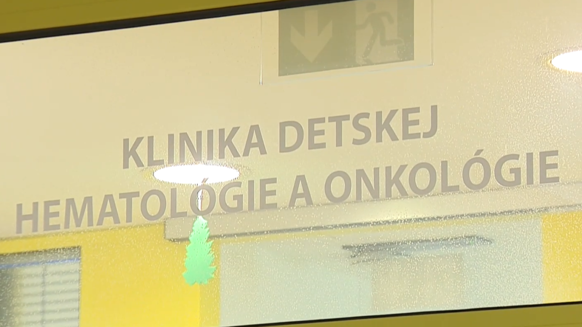 Rakovinu prežije viac ako 80 percent det&iacute;. Rodiny často bojuj&uacute; o peniaze na liečbu, rezort sľubuje koniec zbierok