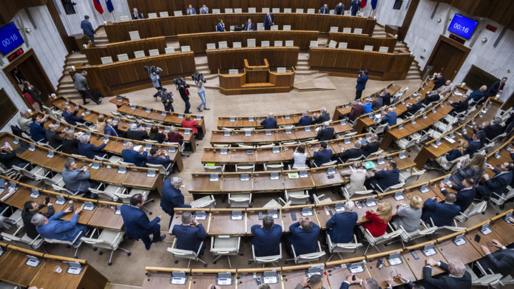 Mimoriadna schôdza k termínu predčasných volieb sa opäť odkladá, sociálni demokrati hovoria o kabarete