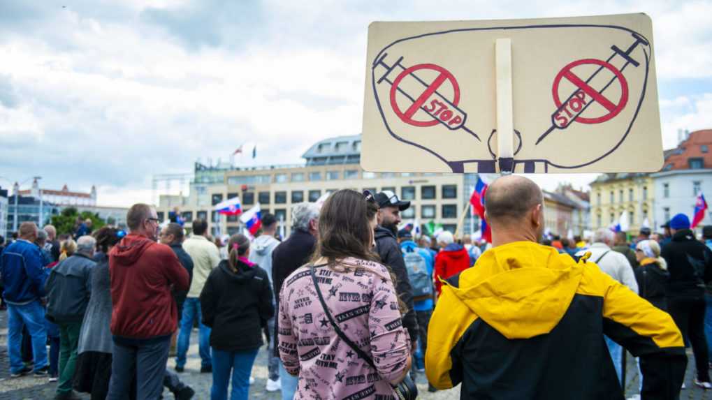 Na archívnej snímke účastníci protestu proti očkovaniu.