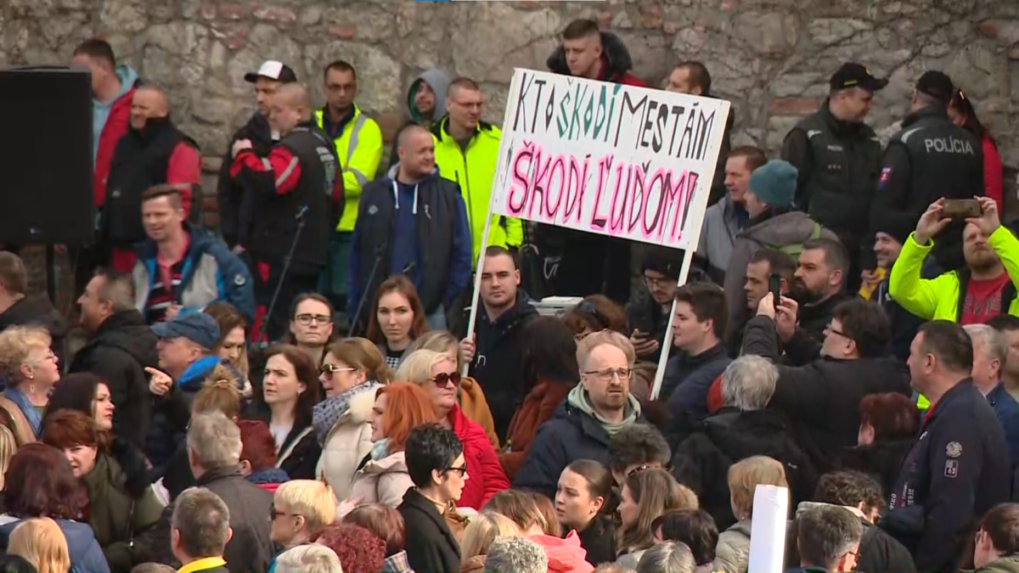 Obce fungujú v obmedzenom režime, samosprávy opäť protestujú. Heger navrhol rokovania