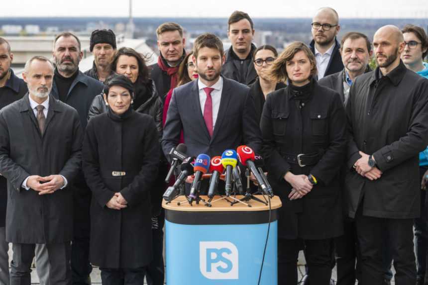 Uprostred predseda Progres&iacute;vneho Slovenska Michal &Scaron;imečka.